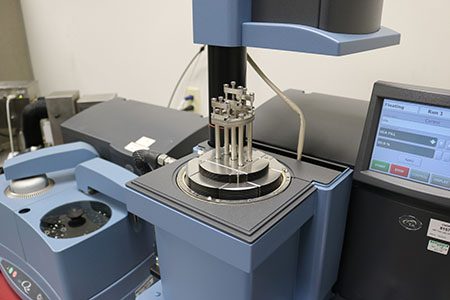 Dynamic mechanical analysis equipment loaded with non-metallic material sample